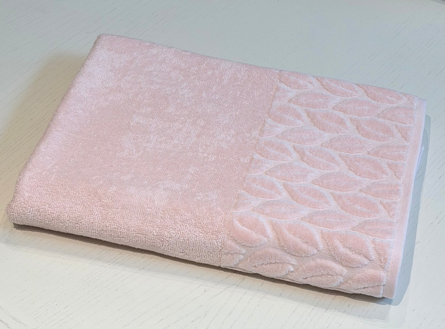 Nurpak Cotton Terry Jacquard rätik 90×150 cm – pehme minimalistlik lehemotiiv