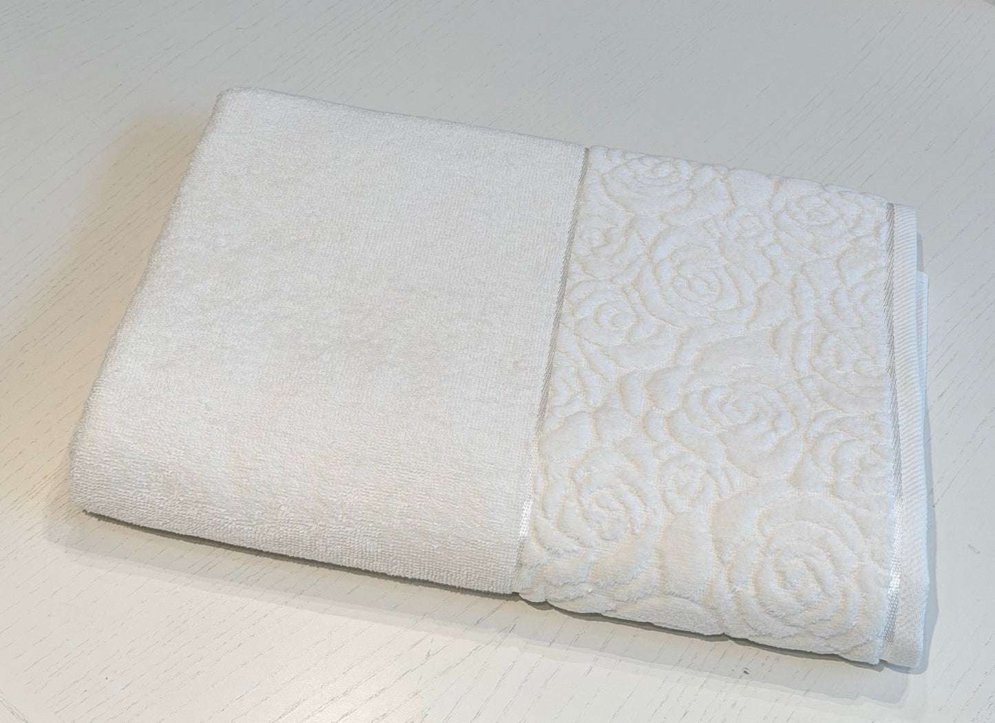 Nurpak puuvillane froteerätik Jacquard 90×150 cm – pehme ja elegantne roosimuster