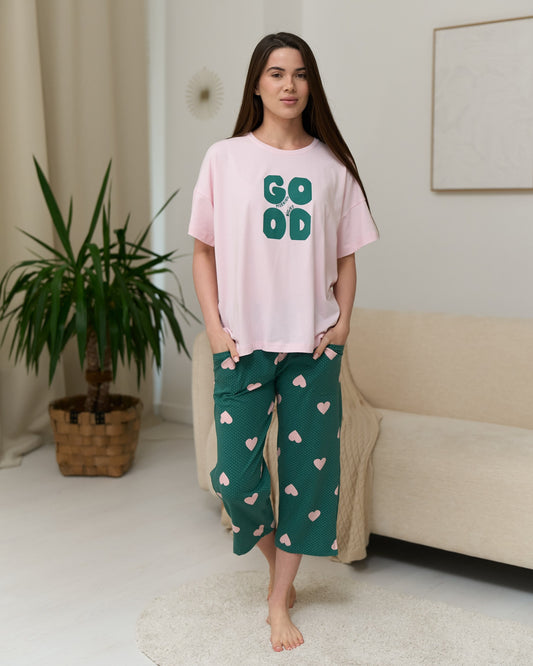 Женский комплект с капри ,с сердечками