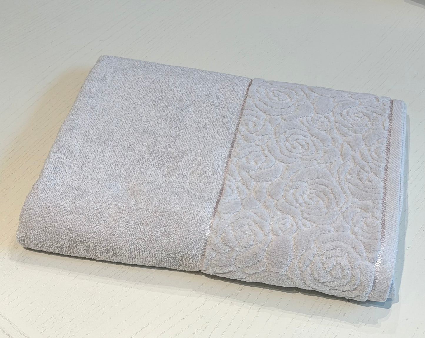 Nurpak puuvillane froteerätik Jacquard 90×150 cm – pehme ja elegantne roosimuster