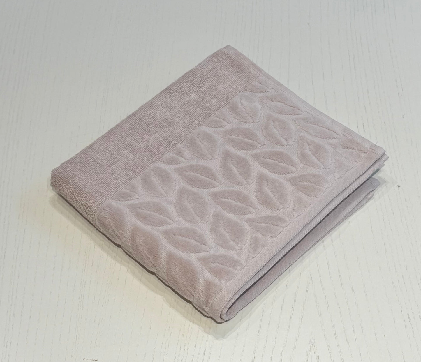 Nurpak puuvillane froteerätik žakaarmustriga 50×90 cm – pehme minimalistlik lehemuster