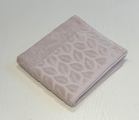Nurpak puuvillane froteerätik žakaarmustriga 50×90 cm – pehme minimalistlik lehemuster