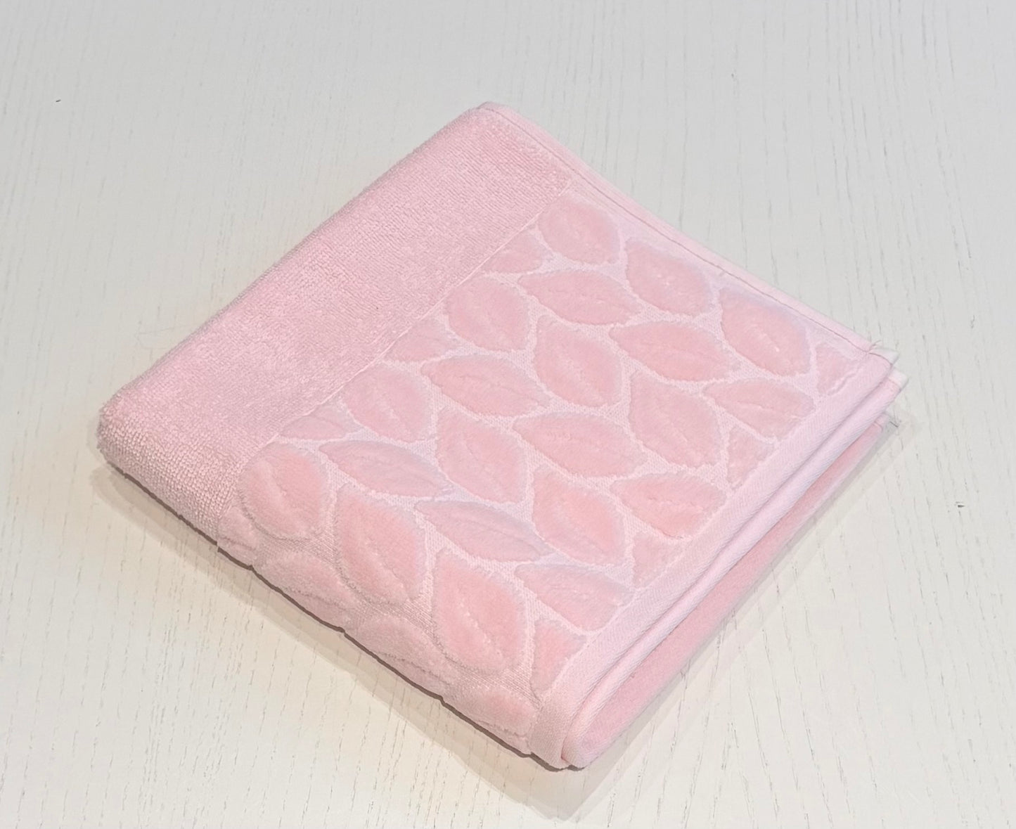 Nurpak puuvillane froteerätik žakaarmustriga 50×90 cm – pehme minimalistlik lehemuster