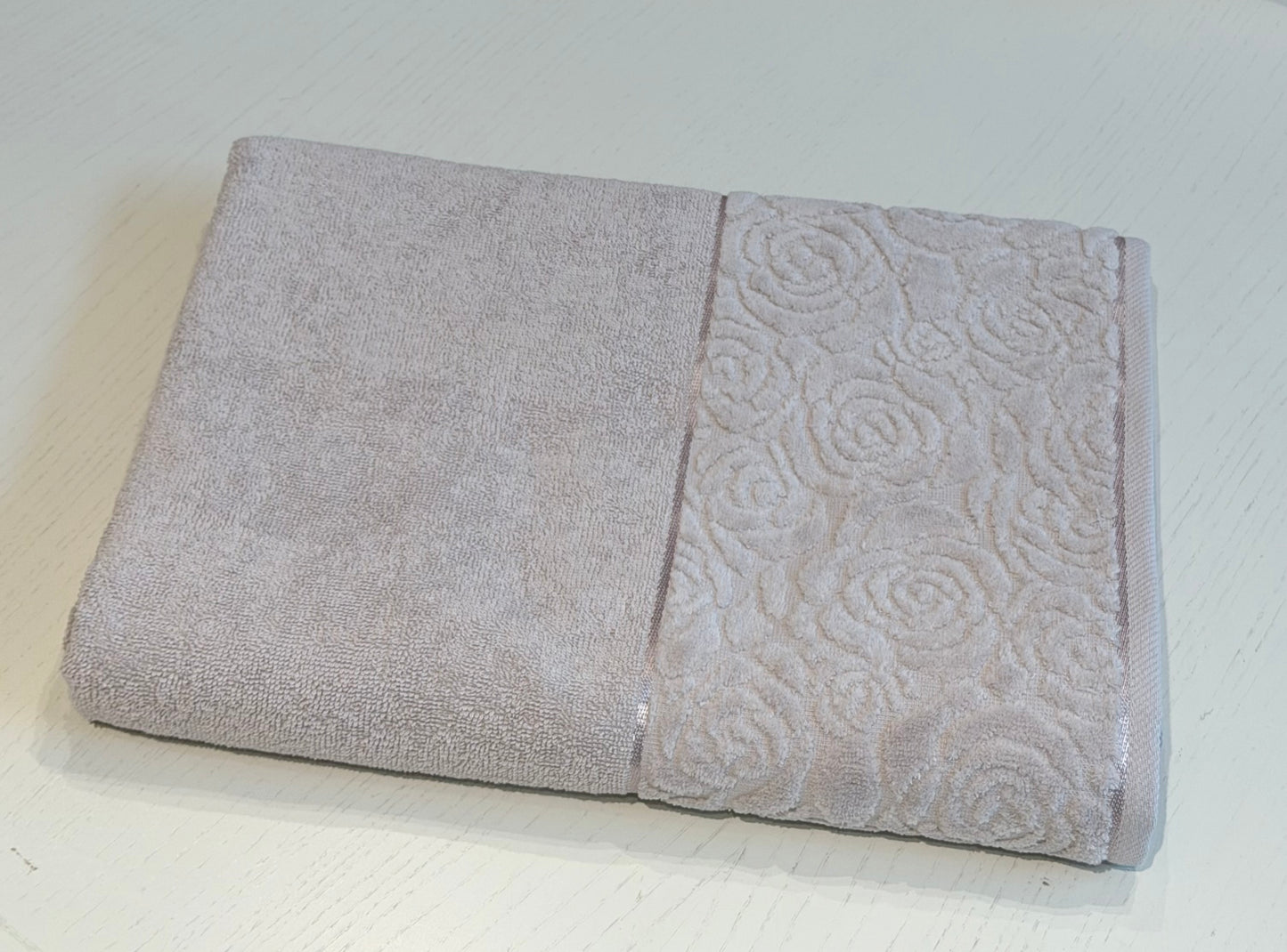Nurpak puuvillane froteerätik Jacquard 90×150 cm – pehme ja elegantne roosimuster