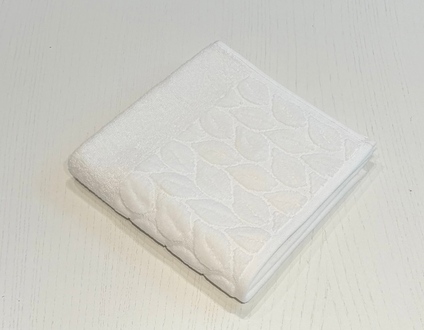 Nurpak puuvillane froteerätik žakaarmustriga 50×90 cm – pehme minimalistlik lehemuster