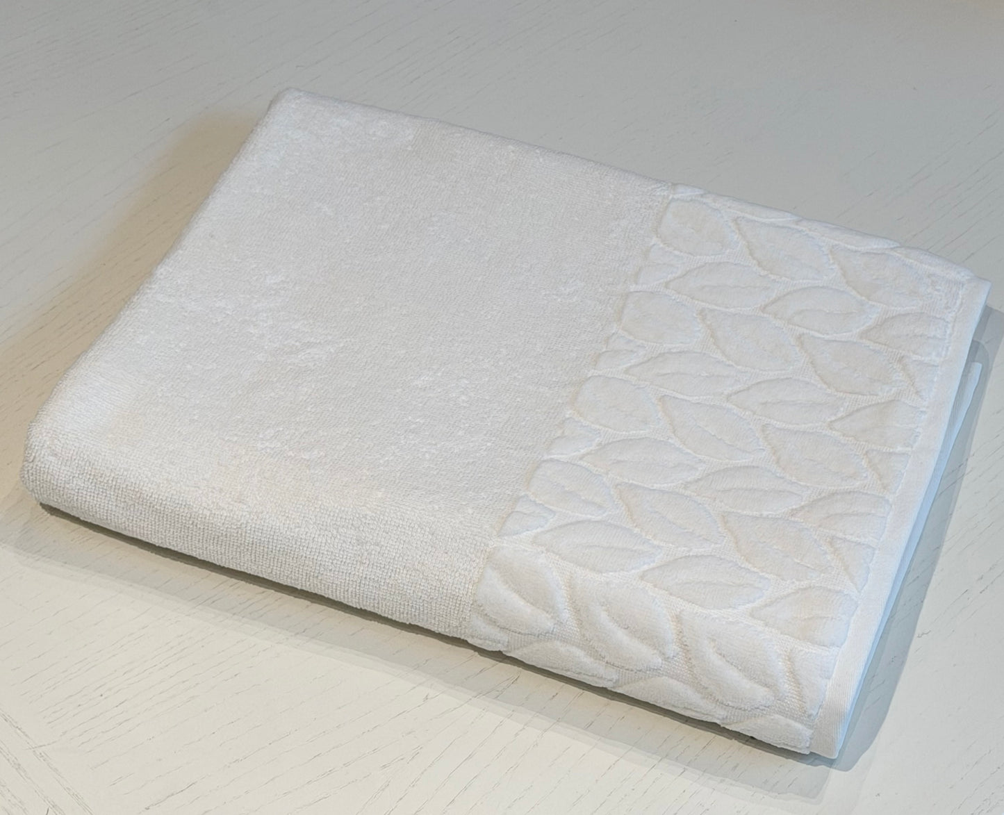 Nurpak Cotton Terry Jacquard rätik 90×150 cm – pehme minimalistlik lehemotiiv