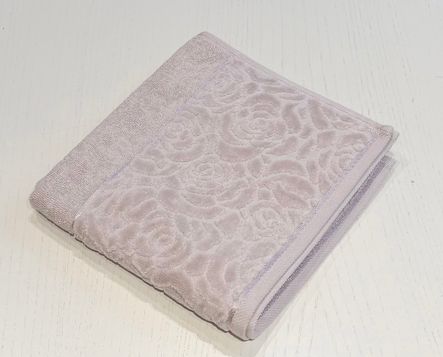 Nurpak puuvillane froteerätik (50×90 cm) – žakaarroosi disainiga
